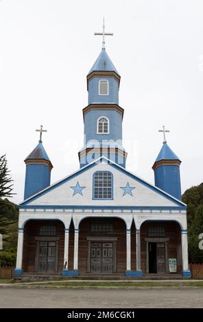 Wunderschöne Kirche (Iglesia de Tenaún) komplett aus Holz und in Tenaún blau und weiß gestrichen auf Chiloé (Isla Grande de Chiloé) in Chile Stockfoto