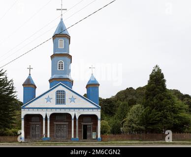 Wunderschöne Kirche (Iglesia de Tenaún) komplett aus Holz und in Tenaún blau und weiß gestrichen auf Chiloé (Isla Grande de Chiloé) in Chile Stockfoto