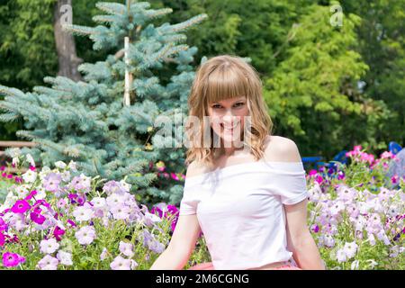 Porträt der jungen Frau mit blonden Haaren Stockfoto