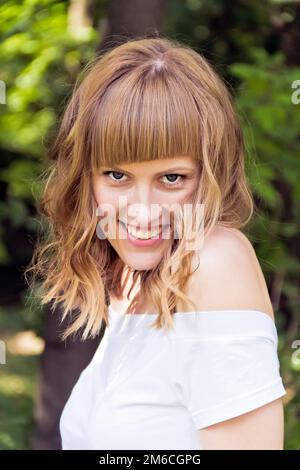 Porträt der jungen Frau mit blonden Haaren Stockfoto