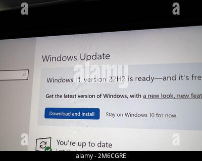 Paris, Frankreich – 5. Okt. 2022: Microsoft Windows Update Version 11 22h2 ist bereit – Schaltfläche zum Herunterladen und Installieren für das neue Betriebssystem Stockfoto
