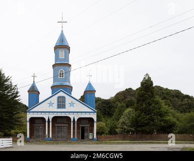 Wunderschöne Kirche (Iglesia de Tenaún) komplett aus Holz und in Tenaún blau und weiß gestrichen auf Chiloé (Isla Grande de Chiloé) in Chile Stockfoto