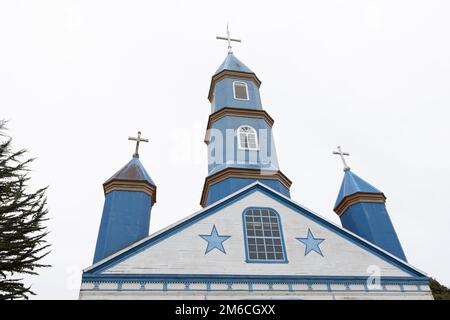Wunderschöne Kirche (Iglesia de Tenaún) komplett aus Holz und in Tenaún blau und weiß gestrichen auf Chiloé (Isla Grande de Chiloé) in Chile Stockfoto