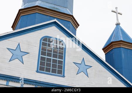 Wunderschöne Kirche (Iglesia de Tenaún) komplett aus Holz und in Tenaún blau und weiß gestrichen auf Chiloé (Isla Grande de Chiloé) in Chile Stockfoto