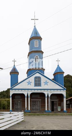 Wunderschöne Kirche (Iglesia de Tenaún) komplett aus Holz und in Tenaún blau und weiß gestrichen auf Chiloé (Isla Grande de Chiloé) in Chile Stockfoto