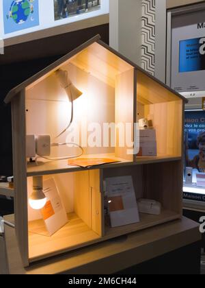 Lyon, Frankreich - 19. November 2021: Smart-Home-Werbung auf der Ausstellung des orangefarbenen Telekommunikationsgeschäfts Stockfoto