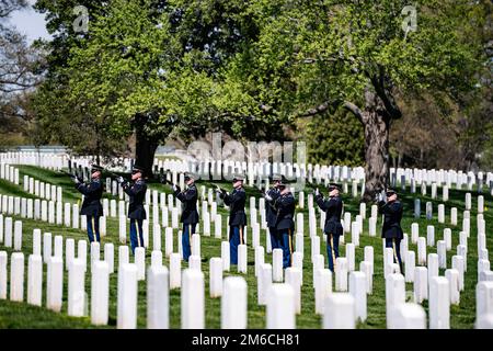 Eine Feuertruppe aus den 3D USA Das Infanterie Regiment (The Old Guard) feuert Volleys mit 3 Gewehren als Teil der Beerdigungsfeier für die USA ab Army Sgt. Elwood M. Truslow in Sektion 33 des Nationalfriedhofs Arlington, Arlington, Virginia, 22. April 2022. Pressemitteilung der Defense POW/MIA Accounting Agency (DPAA): Ende 1950 war Truslow Mitglied von Unternehmen L, 3. Bataillon, 31. Infanterie-Regiment, 7. Infanterie-Division. Er wurde am 12. Dezember 1950 als vermisst gemeldet, nachdem seine Einheit von feindlichen Kräften angegriffen wurde, als sie versuchten, sich in der Nähe des Chosin-Reservoirs, Nordkorea, zurückzuziehen. Folgen Sie dem Stockfoto