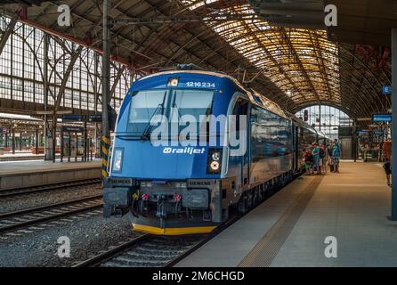 Der Eisenbahnzug der tschechischen Eisenbahn in Prag Stockfoto
