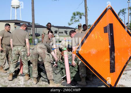 Bereitschaftsprüfung VIII Teilnehmer der 366. Ziviltechniker-Geschwader des Air Combat Kommandos, Mountain Home AFB, Idaho, übernehmen die erste Station auf dem Hinderniskurs -- indem sie eine Mission-orientierte Schutzausrüstung anlegen -- Am letzten Morgen des Wettbewerbs am 22. April 2022, auf dem Silver Flag Trainingsgelände, Tyndall Air Force Base, Florida. Die Veranstaltung der Abteilung der Luftwaffe CE wird vom Air Force Civil Engineer Center ausgerichtet. Nach mehr als 20 Jahren Pause ist die Challenge, eine der wichtigsten Veranstaltungen für DAF-Bauingenieure, wieder da. Die diesjährige Readiness Challenge ist die erste operative capa Stockfoto