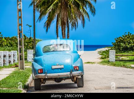 HDR - amerikanisch-blauer Oldtimer am Strand in Varadero Cuba - Serie Cuba Reportage Stockfoto