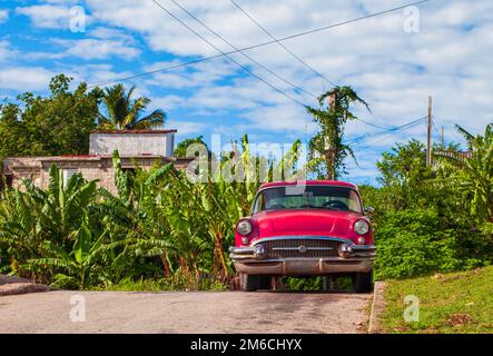 HDR - amerikanischer roter Oldtimer, parkt auf dem Land von Santa Clara Cuba - Seri Stockfoto