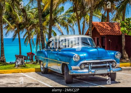 HDR - amerikanisch-blauer Oldtimer am Strand in Varadero Cuba - Serie Cuba Reportage Stockfoto