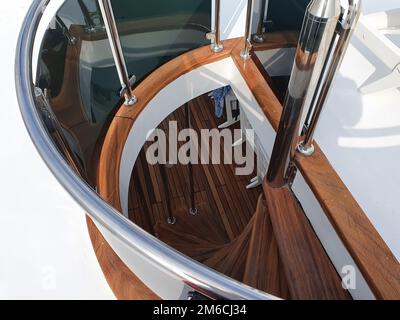 Wunderschöne hölzerne Treppe zum unteren Deck auf einer Yacht Stockfoto