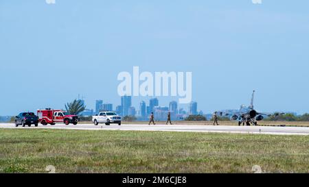 USA Flugzeuge mit dem 6. Ziviltechniker-Geschwader reagieren auf eine F-16C Fighting Falcon vom 482. Fighter Wing, Homestead Air Reserve Base, Florida, nach dem Test eines Bak-12 Flugzeughaftungssystems am MacDill Air Force Base, Florida, 22. April 2022. Die Bak-12 wird verwendet, um Kampfflugzeuge im Falle eines Notfalls während des Fluges zu unterstützen, indem verhindert wird, dass das Flugzeug auf der Fluglinie überläuft. Stockfoto