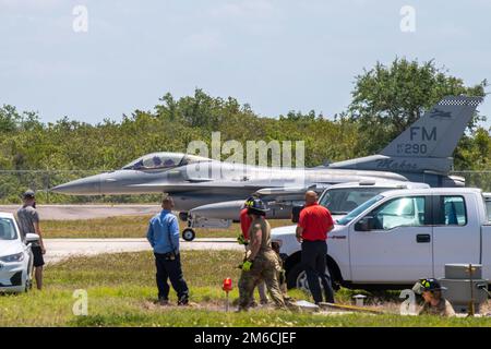 Ein F-16C Fighting Falcon vom 482. Fighter Wing, Homestead Air Reserve Base, Florida, Taxis vorbei an Airmen vom 6. Civil Engineer Squadron am MacDill Air Force Base, Florida (AFB), 22. April 2022. Das Flugzeug testete das Bak-12-System zur Flugzeughaftung während seiner jährlichen Zulassung. Aufgrund seiner geografischen Lage ist die Bak-12 ein notwendiges gut für die Fluglinie, da MacDill AFB ein kritisches Drehkreuz für die Luftmobilität ist. Stockfoto