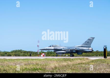 Ein F-16C Kampfflugzeug, das der 482. Fighter Wing, Homestead Air Reserve Base, Florida, zugewiesen ist, testet ein Bak-12 Flugzeughaftungssystem am MacDill Air Force Base, Florida, 22. April 2022. Das Bak-12-System wird verwendet, um Kampfflugzeuge im Falle eines Notfalls während des Fluges zu unterstützen, indem verhindert wird, dass das Flugzeug auf der Fluglinie überläuft. Stockfoto