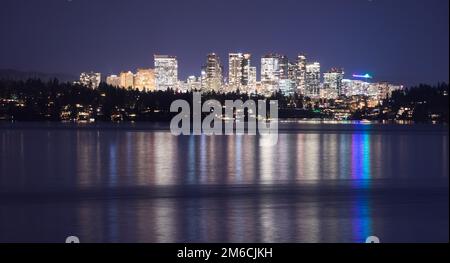 Lichtreflexionswasser Bellevue, Skyline Der Innenstadt Von Washington Stockfoto