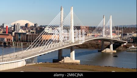 Menschen Ziehen Über Die Portland Bridge, Willamette River Mount St. Helens Stockfoto