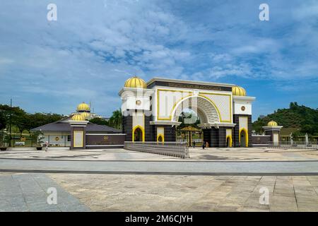 Kuala Lumpur, Malaysia - 21. 2022. Oktober: Der Vordereingang des Istana Negara oder des Nationalpalastes von Malaysia. Stockfoto