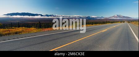 Berge Zum Tundra Valley View Two Lane Highway Alaska Usa Stockfoto