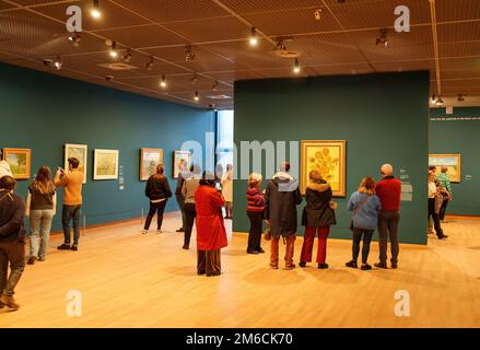 Amsterdam, Niederlande - Dezember 2022: Das Vincent Van Gogh Museum in Amsterdam, Niederlande, mit Besuchern Stockfoto