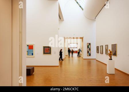 KÖLN - 24. Dezember 2022: Besucher im Museum Ludwig, Köln Stockfoto