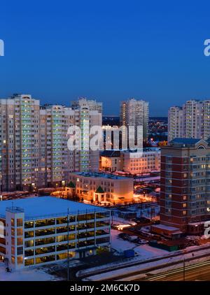 Stadtlandschaft mit Parkplatz, Kindergarten und Schule in Moskau, Russland. Stockfoto