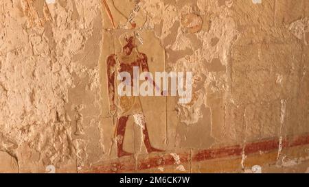 Gebäude und Spalten der alten ägyptischen Megalithen. Alte Ruinen der Ägyptischen Bauten. Stockfoto