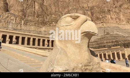 Gebäude und Spalten der alten ägyptischen Megalithen. Alte Ruinen der Ägyptischen Bauten. Stockfoto