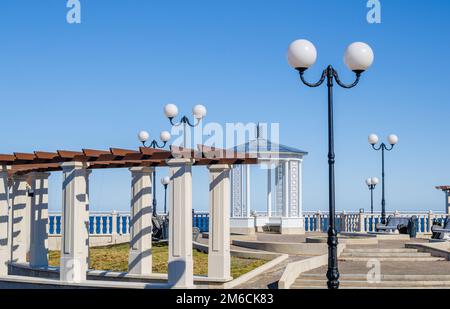 Schöne romantische Pavillon in einem Park am Meer in Sillamae, Est Stockfoto