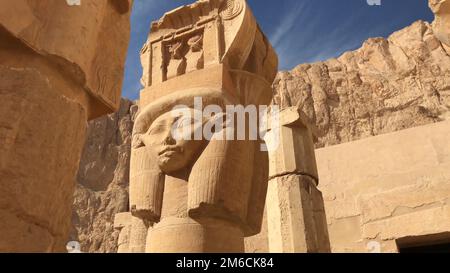 Gebäude und Spalten der alten ägyptischen Megalithen. Alte Ruinen der Ägyptischen Bauten. Stockfoto