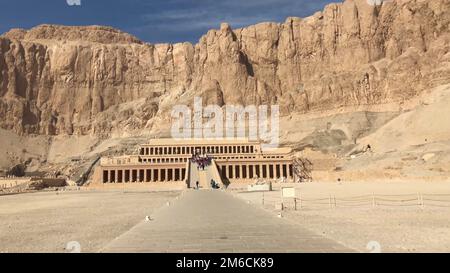 Gebäude und Spalten der alten ägyptischen Megalithen. Alte Ruinen der Ägyptischen Bauten. Stockfoto