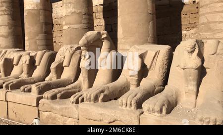 Gebäude und Spalten der alten ägyptischen Megalithen. Alte Ruinen der Ägyptischen Bauten. Stockfoto