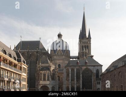 Aachen. Köln - Deutschland 24-08-2021. Der Turm der Kathedrale im Hintergrund des blauen Himmels Stockfoto