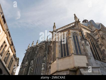 Aachen. Köln - Deutschland 24-08-2021. Bruchstücke des Kathedralenturms auf blauem Himmel. Stockfoto