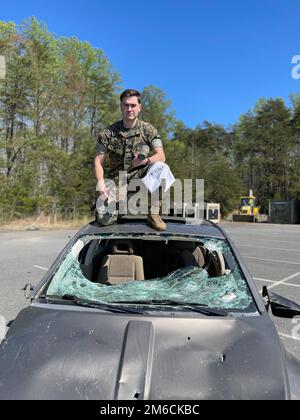 USA Marinekorps 2. LT. Jared Kester, aus Fort Madison, Iowa, posiert auf dem Auto, das bei der Spendenaktion zerstört wird, Car Smash für die Navy and Marine Corps Relief Society Active Duty Fund Drive in Camp Barrett, Marinekorps Basis Quantico, Virginia, 22. April 2022. Das Car Smash Event wurde vom Executive Officer der Mike Company, Captain Dominic Montalbano, aus Wellesley, Massachusetts, abgehalten, wo er $273,00 für das Event sammeln konnte. Stockfoto