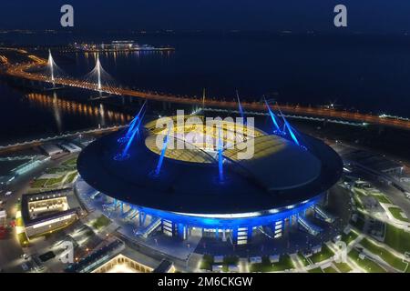 Stadion Zenith Arena bei Nacht. Durch multi Beleuchtet - farbige Lichter das Stadion bei Nacht. Stockfoto