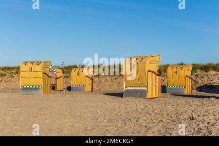 Liegestühle am Strand Stockfoto