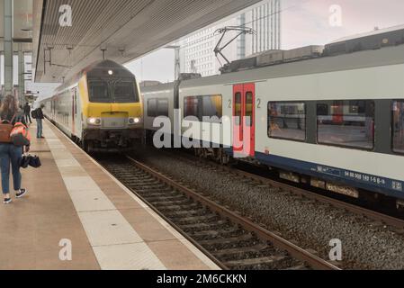 Gent, Flämische Region — Belgien. 22-08-2021. Ankunft des Zuges am Bahnhof in Gent Stockfoto