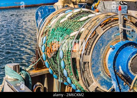 Fischerboot im Hafen - Detailaufnahme aus dem Fischernetz Stockfoto