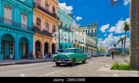 Blick auf das Leben auf der Straße mit amerikanischen Oldtimer auf der Hauptstraße in Havana City Cuba - Serie Cuba Repo Stockfoto