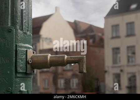 Gent, Flämische Region — Belgien. 22-08-2021. Ein alter Kupferhahn auf den Straßen von Gent Stockfoto