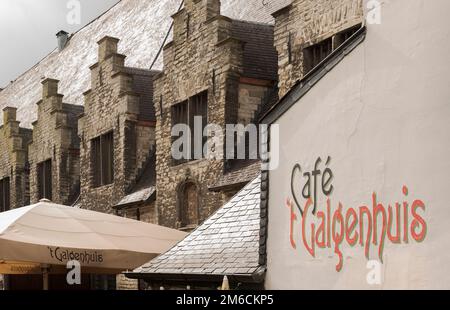 Gent, Flämische Region — Belgien. 22-08-2021. Blick auf die Mauern des Cafés Galgenhuis von der Seite des Kanals in Gent Stockfoto