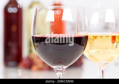 Rotwein in einer Glasflasche Stockfoto