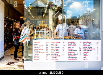 Istanbul-Essen. Straßenkarte von Pehlivan Lokantasi: Preisgünstiges, preisgünstiges Restaurant mit türkischer Küche aus ethnischen Gründen in Kadikoy, Istanbul, Türkei Stockfoto