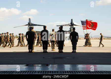 Marines marschieren während der Ruhestandszeremonie für die USA in die Farben Oberstleutnant Jonathan Schaafsma, Executive Officer, Marine Test and Evaluation Squadron (VMX) 1, Marine Corps Air Station Yuma, Arizona, 22. April 2022. Schaafsma geht nach 20 Jahren im Marine Corps in den Ruhestand. Stockfoto