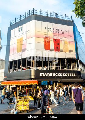 Starbucks - Kadıköy. Die Kaffeehauskette ist bekannt für ihre charakteristischen Röstungen, mit Plakaten, die für Sommererfrischungen und Limonaden werben. Istanbul Türkei Stockfoto