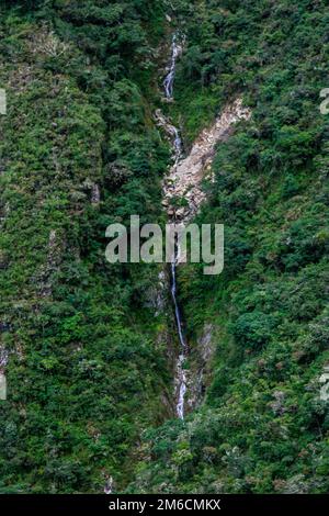 Wasserfall im Herzen der wilden Anden Wald. Inka Trail, Peru. Stockfoto