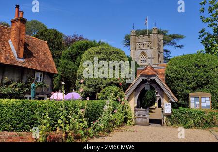 Hambleden: St. Mary die Jungfrau Kirche mit Eingang zum Friedhof und Hütte in Hambleden, Buckinghamshire, England Stockfoto