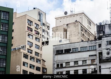 Low Angle View von alten Wohngebäuden konkrete Gebäude Stockfoto